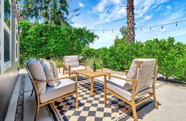 Charming 1BR House W/Yard & Fire Pit in Prime Location!