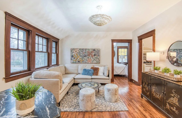 Charming 1BR Carriage House in Cleveland Heights