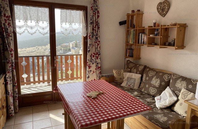 Charming 1BR with balcony, parking 50m from shops