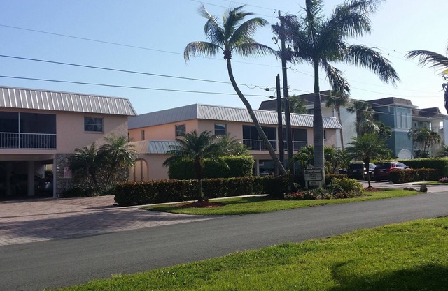 Charming 2/2 condo/dock on canal to bay/gulf located near theHeart of Naples
