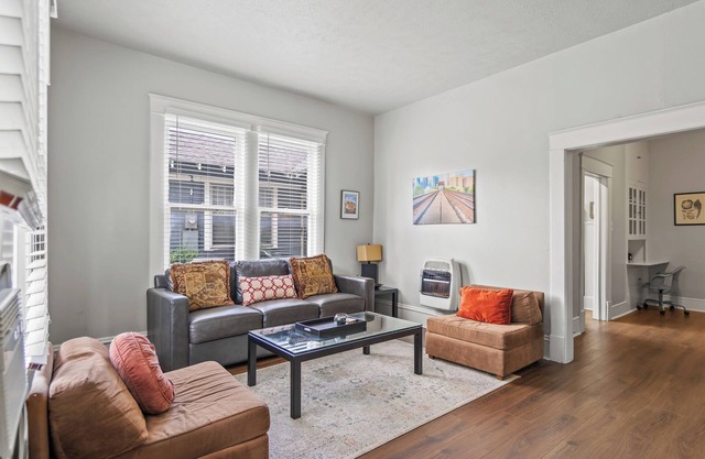 Charming 2 Bed/1 Bath Retreat Near Baylor Hospital - - Sleeps 2 Adults Comfortab