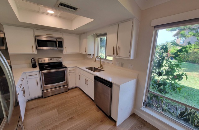 Charming 2 bed /2 bath condo - minutes to beaches, shopping, fine dining.