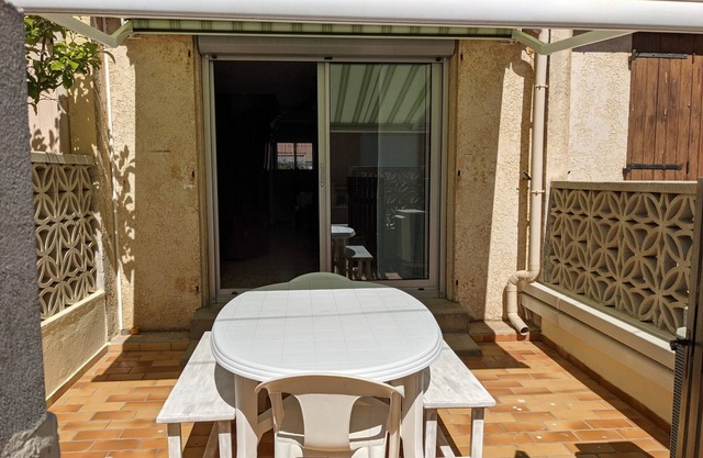 Charming 2-Bedroom Villa with AC, 400m from Beach, Sleeps 5/6