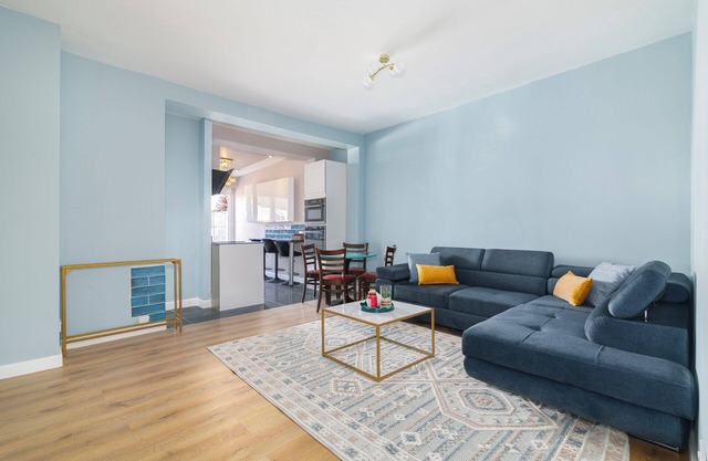 Charming 2-Bed Flat with Private Garden