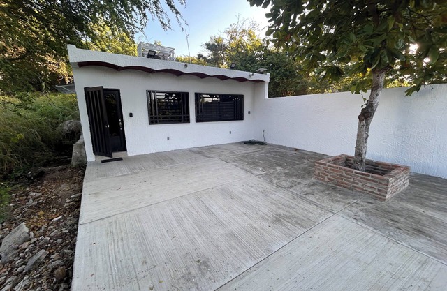 Charming 2-bedroom house with WiFi, AC in fantastic Playa Platanitos