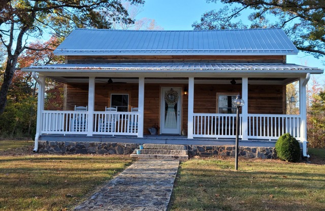 Charming 2-bedroom farmhouse nestled in the woods in welcoming Pilot Mountain.