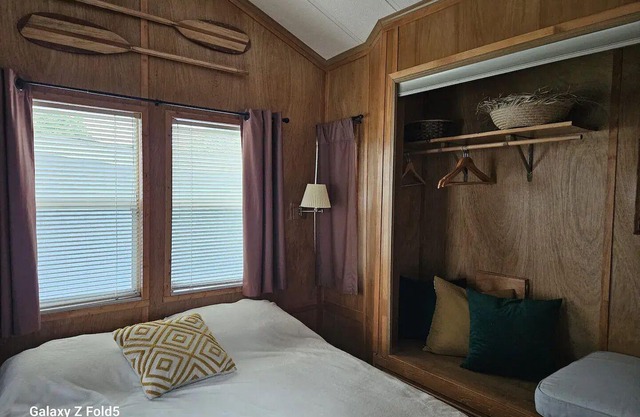 Charming 2-bedroom cabin with WiFi and AC in delightful Port Colborne