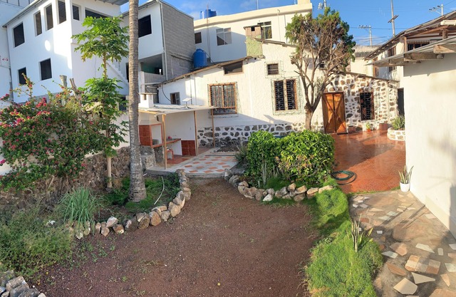 Charming 2-bedroom house in marvelous Puerto Ayora with WiFi, AC
