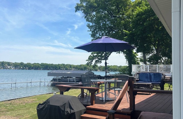 Charming 2-bedroom cottage with AC, WiFi on Pleasant Lake