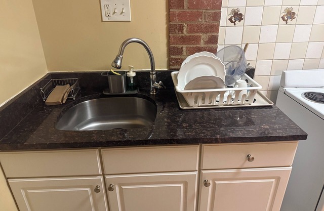 Charming 2-bedroom house with WiFi, AC in peaceful Silver Spring