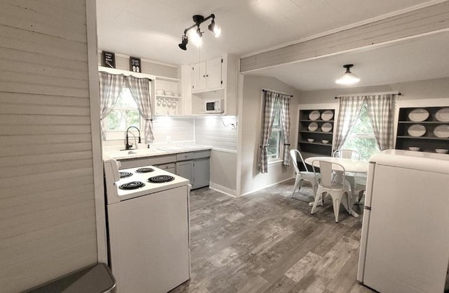 Charming 2 Bedroom 1 Bath Farm Style House