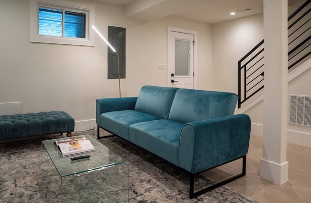 Charming 2-bedroom apartment in Washington with AC and parking