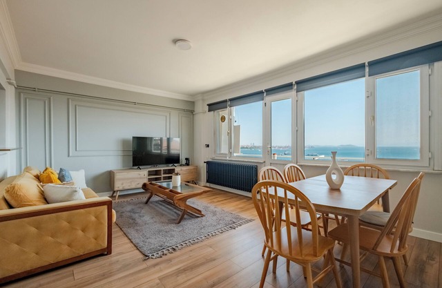 Charming 2-bedroom apartment with stunning sea view and AC in Istanbul