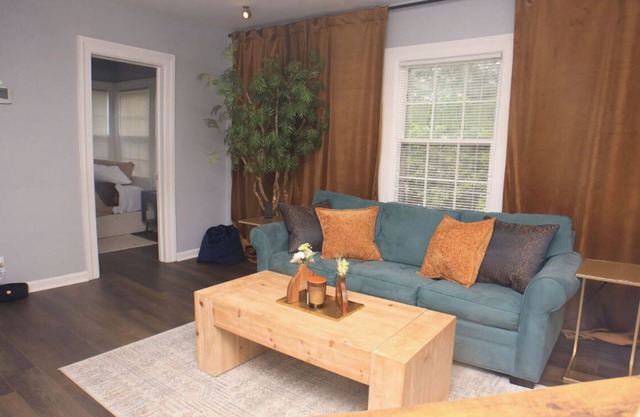 Charming 2-bedroom apartment with WiFi, AC in lovely Marietta