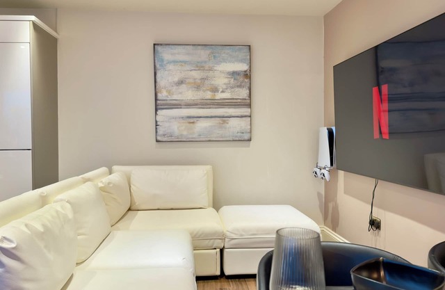 Charming 2 bedroom apartment with garden in Westminster! Rare find!