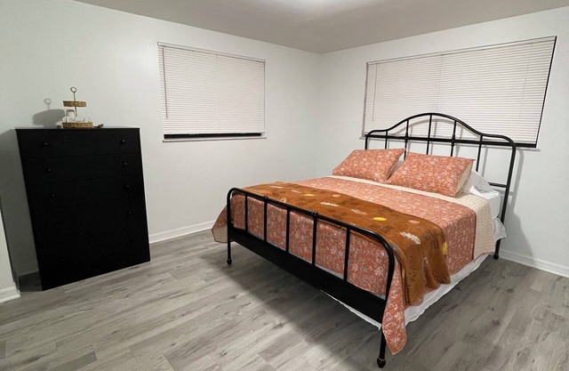 Charming 2-bedroom apartment with WiFi and AC in sunny Tampa