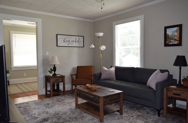 Charming 2-bedroom bungalow in lovely Greenville, Downtown