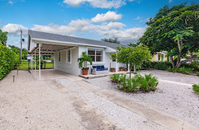 Charming 2-bedroom bungalow just a short walk or bike to Naples famous beaches