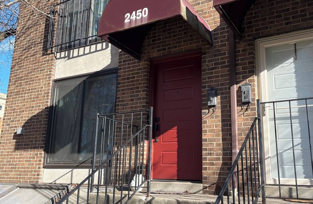 Charming 2-bedroom condo with WiFi, AC, <10 min from downtown Cincinnati