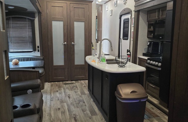 Charming 2-bedroom campground with WiFi, AC in welcoming Key Largo