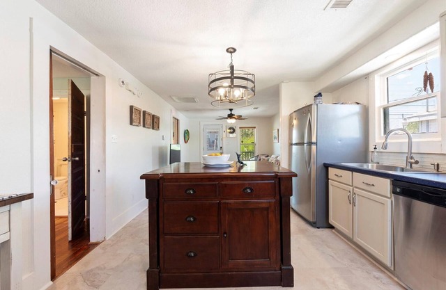 Charming 2-bedroom cottage in fabulous Galveston with AC
