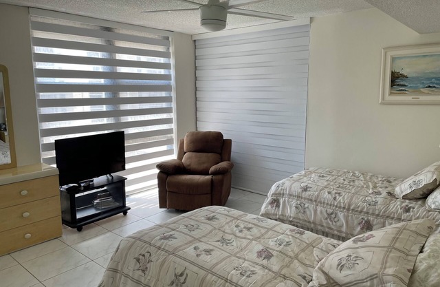 Charming 2-bedroom condo on Hollywood Beach with AC, pool and parking.