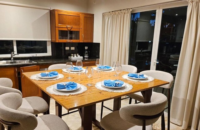 Charming 2-bedroom condo on the beach in El Limón with AC, WiFi, and Pool.