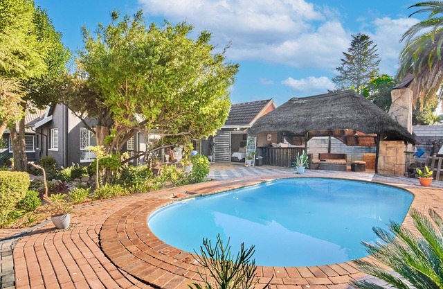 Charming 2-bedroom cottage in tranquil Randburg with WiFi