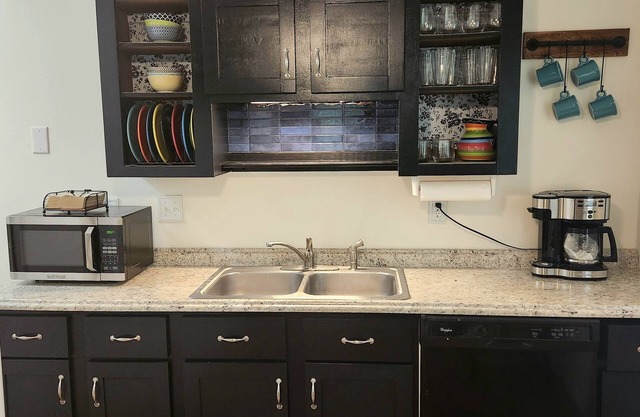 Charming 2-bedroom duplex retreat in gorgeous Morgantown with WiFi, AC