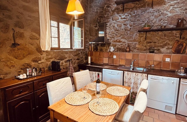 Charming 2-bedroom cottage with WiFi, AC in enchanting Los Cuartos de Gredos