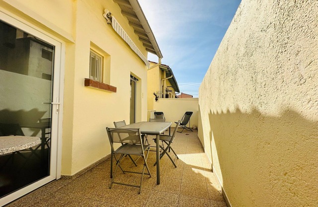 Charming 2-Bedroom House with Terrace, Steps from Quays and Beaches in Port-Vendres