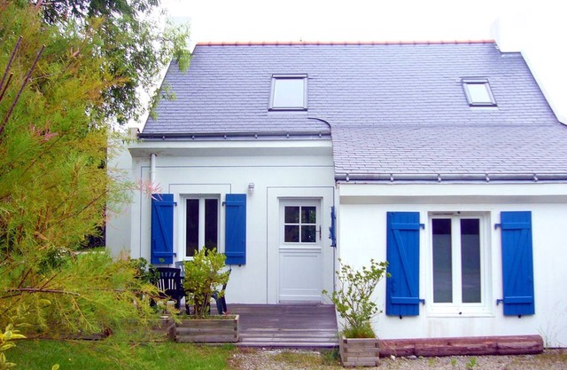 Charming 2-Bedroom House with Garden, Near Beach in Le Palais