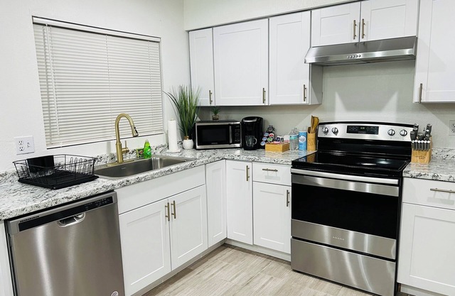 Charming 2-bedroom house with WiFi and AC in delightful Glendale