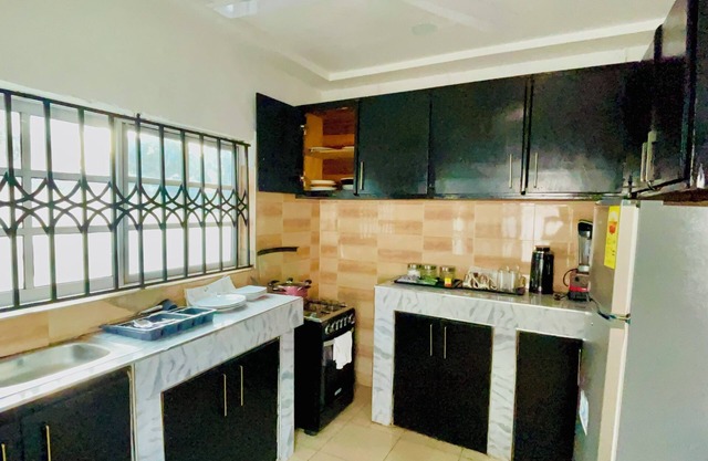 Charming 2-bedroom house close to Santasi-Kumasi. Free WiFi in an Exclusive Area