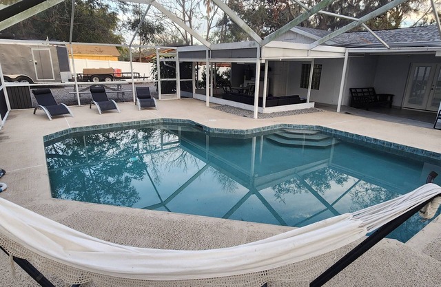 Charming 2- bedroom house in Tampa with a pool, WiFi & 5 mins from Bush Gardens