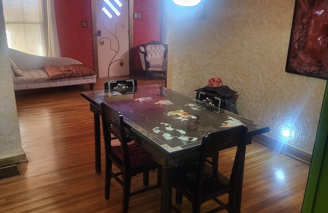 Charming 2-bedroom house in delightful Toledo with WiFi, AC, fitness room
