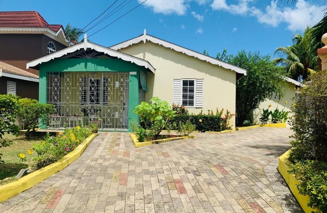 Charming 2-bedroom house in phenomenal Montego Bay with WiFi, AC