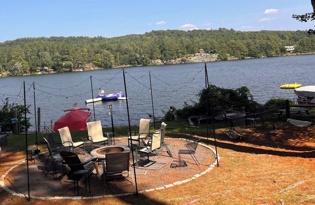 Charming 2-bedroom lake house with direct lake access!