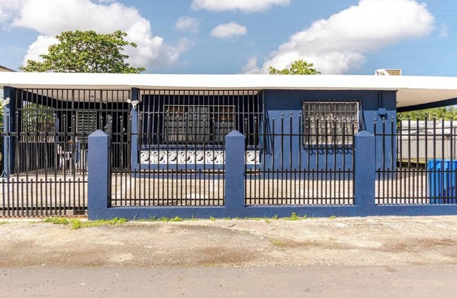 Charming 2-bedroom house in Vega Baja with WiFi and AC, Right Near the Beach