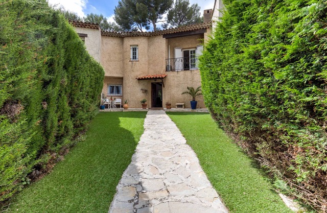Charming 2 bedroom property in a secured domaine with pool/tennis