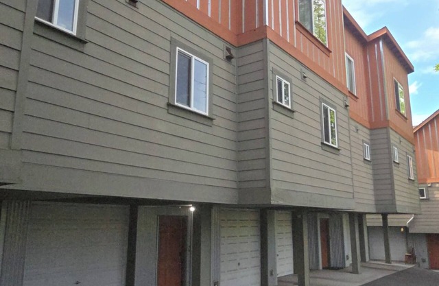 Charming 2-bedroom townhome with WiFi, AC in enchanting Seattle