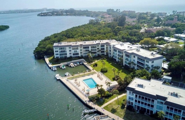 Charming 2-bedroom condo in marvelous Longboat Key with WiFi, AC.