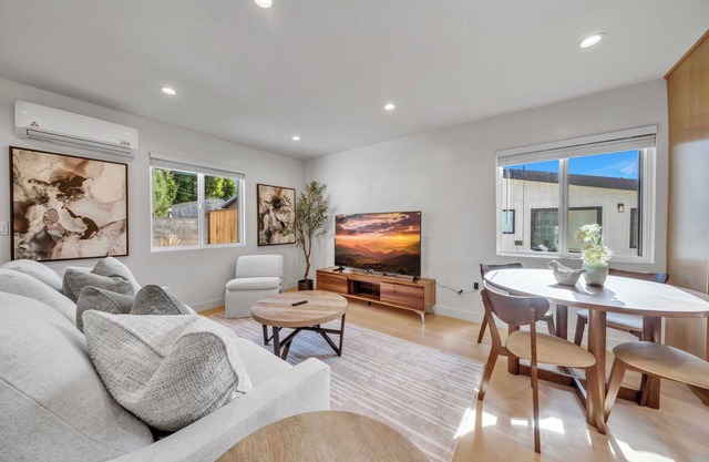 Charming 2-bedroom house with WiFi, AC in vibrant Los Angeles
