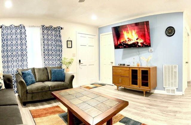 Charming 2-bedroom apartment in amazing Thomasville with AC, WiFi