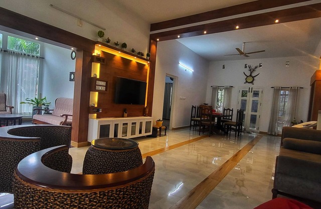 Charming 2-bedroom villa with WiFi, AC in picturesque Munnar
