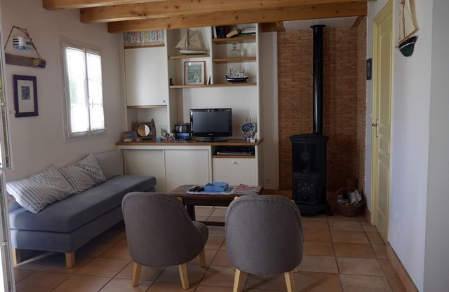 "Charming 2-BR Home with Garden, Close to Beach & Shops in Peaceful Sauzon"