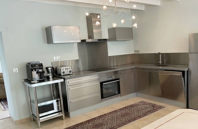 Charming 2-BR in Fougueyrolles: Modern Comfort, Classic Elegance