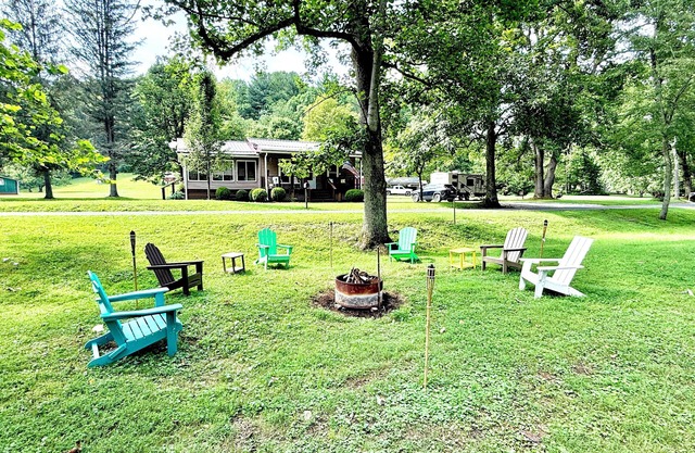 Charming 2 BR, minutes from Audra State Park & nestled on Buckhannon River.