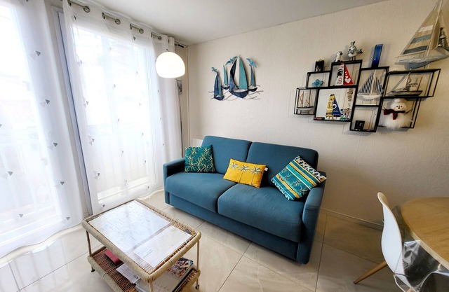 Charming 2-Room Apartment, Modern and Cozy, Prime City Center Location, Steps from the Beach