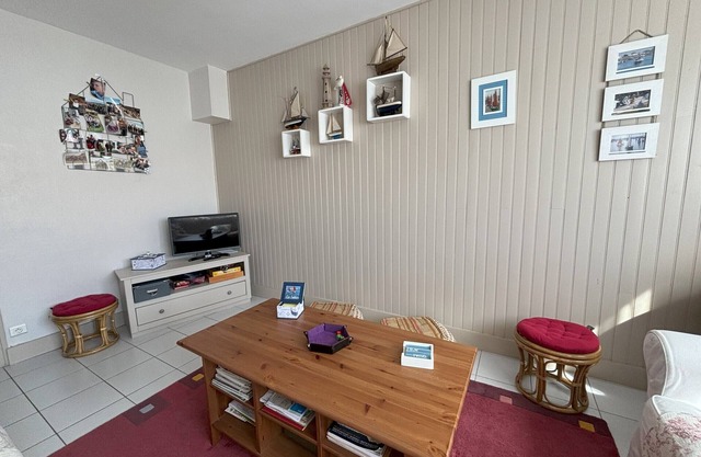 Charming 2-Bedroom House with Garden Near Beach and Port Olona